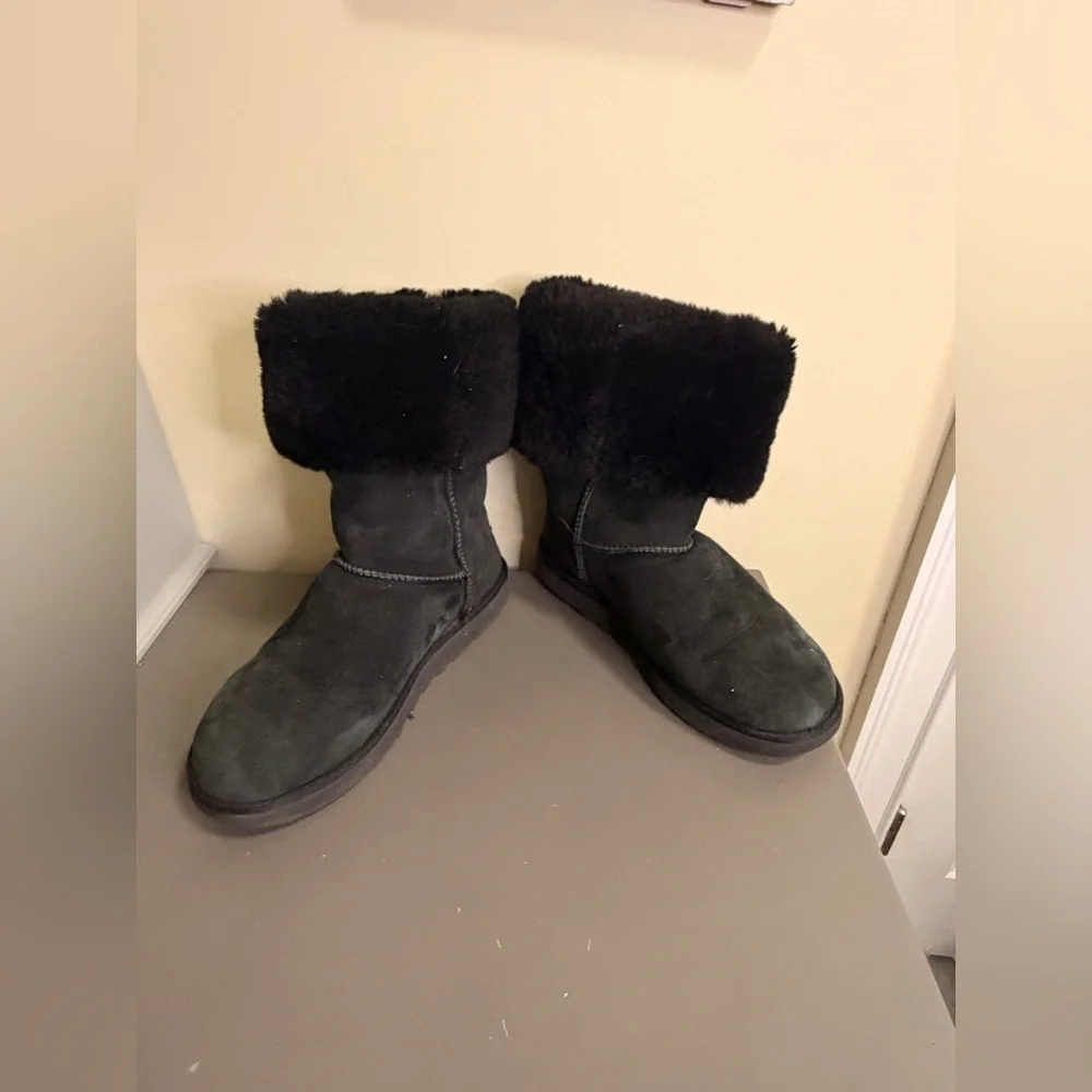 UGG CLASSIC CUFFABLE BOOTS, Women's Size 9, Pre-owned